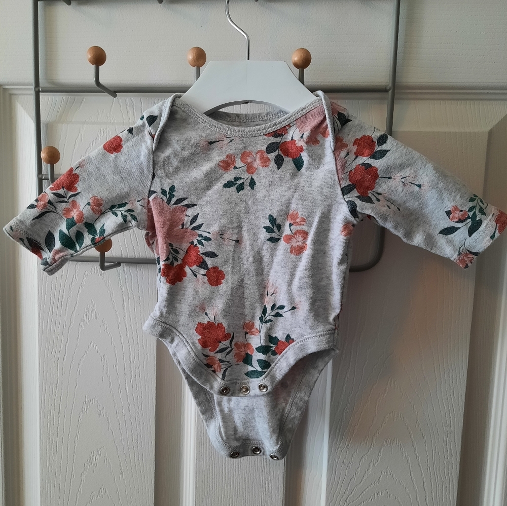 🌷5/20🌷 Old Navy 0-3M Gray Floral Long Sleeve Onesie